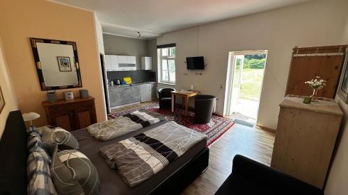 Una sala de estar con dos camas y una cocina. en Haus Semper, en Lietzow