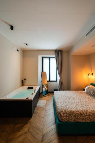 a bedroom with a bed and a bath tub at Maison Giulietta e Spa con parcheggio privato in Como