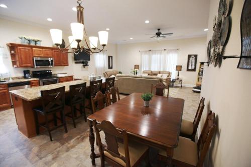 Kuchyň nebo kuchyňský kout v ubytování In the HEART of Knoxville3BR 2BA Sleeps 10