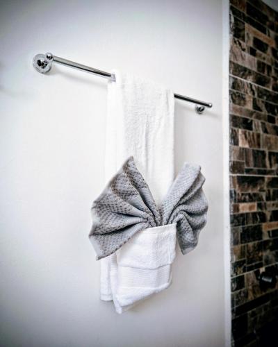 a towel hanging on a towel rack in a bathroom at La Casa del Café - Mesa de Juegos y Comfort in Comitán