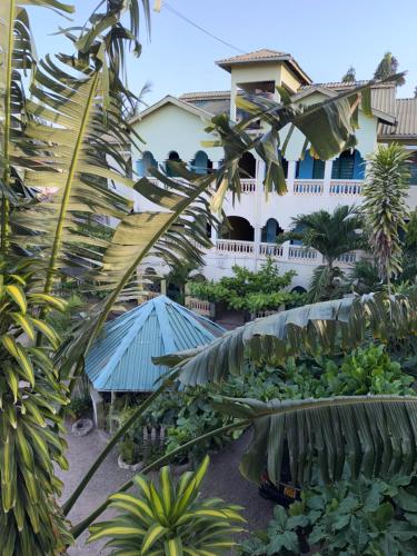 - une vue sur l'hôtel depuis le jardin dans l'établissement Raine house, à Ukunda