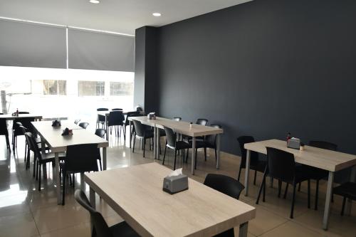 a restaurant with tables and chairs in a room at HOTEL NABU DEL PACIFICO in Tumaco