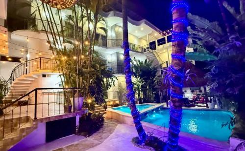 a building with a swimming pool with blue lights at Refugio Huasteco Hotel Boutique in Tamasopo
