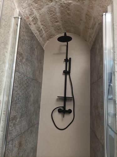 Eine Schwarzlichtlampe hängt an der Wand in einem Badezimmer in der Unterkunft Hope in Corato