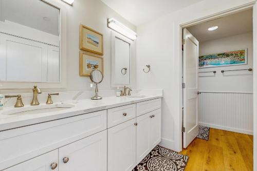 Un baño blanco con dos lavabos y un espejo. en High Pointe W41, en Inlet Beach