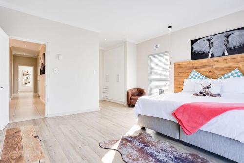 En eller flere senge i et værelse på House Durbanville Cape Town