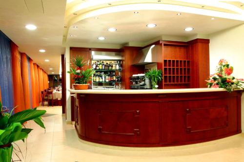 a large bar in a restaurant with a counter at Hotel Il Melograno in Mattinata