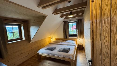 Ein Bett oder Betten in einem Zimmer der Unterkunft Chalupa Jizerka