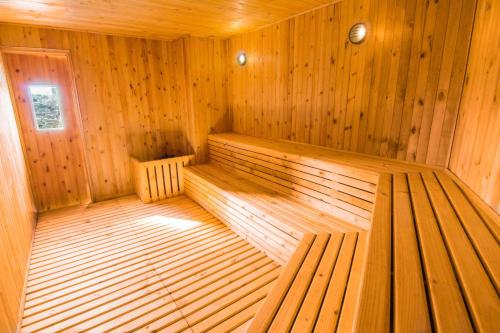 a wooden interior of a sauna at Sonesta Hotel Ibagué in Ibagué