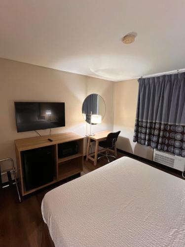 Cama o camas de una habitación en Super 8 by Wyndham Radcliff Ft. Knox Area