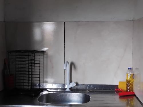 a kitchen counter with a sink and a sink at Falesias de Carapibus in Jacumã