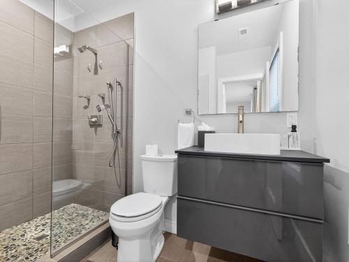 une salle de bains avec toilettes, lavabo et douche dans l'établissement Luxury 3BR apt in Boston that Sleeps 10, à Boston