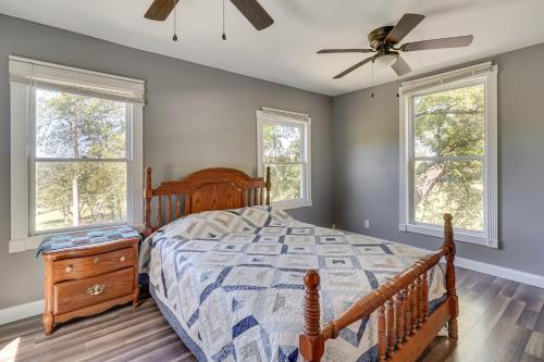 Peaceful and Private! Pet-Friendly Williamsburg Home في ويليامزبرغ: غرفة نوم بها سرير ومروحة سقف