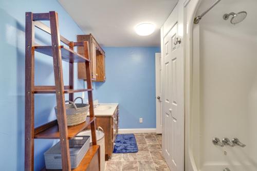 Peaceful and Private! Pet-Friendly Williamsburg Home في ويليامزبرغ: حمام بجدران زرقاء وسلّم خشبي