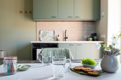 a kitchen with a table with food and glasses on it at Het Moleneind - Studio en Vakantiehuis in Kapel-Avezaath