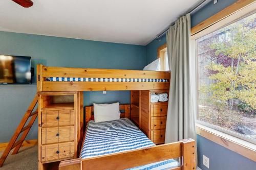 Una cama o camas en una habitación de Mountains & Main Street