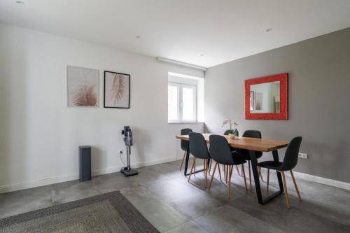 una sala da pranzo con tavolo e sedie di Near Vienna - 80m2 - Garden - Near Vienna - Workers&Families a Purkersdorf