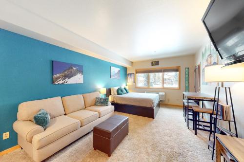 ein Wohnzimmer mit einer Couch und einem Bett in der Unterkunft Gateway 5079 in Keystone