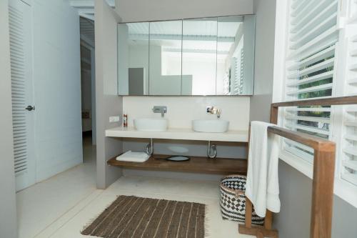 Ένα μπάνιο στο Modern villa with private pool 1 km from the beach samana