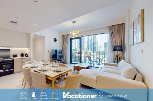 Vacationer Holiday Homes l Chic 2 Bedroom l Prime Location in Creek Harbour l Pool View
