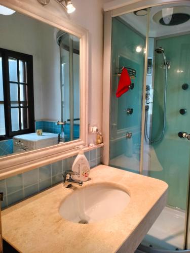 a bathroom with a sink and a shower at Bougainville Bianco in Quartu SantʼElena