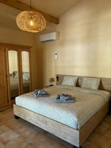 Llit o llits en una habitació de Maison Boudarels