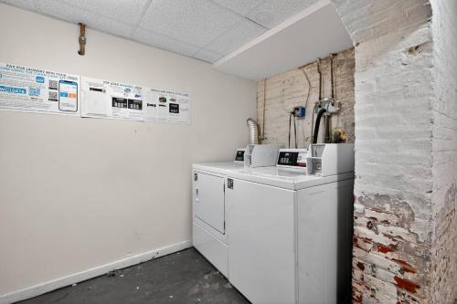 een keuken met witte apparatuur en een bakstenen muur bij Perfect Cozy Studio in Center City with Fast WiFi in Philadelphia