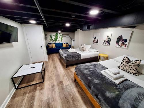 Postel nebo postele na pokoji v ubytování Bi-Level 3 BR plus Finished Basement that Sleeps 12