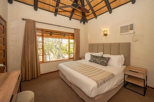 ヘイジービューにあるKruger Park Lodge Unit 526の大きなベッドと窓のある寝室