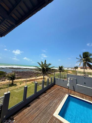 สระว่ายน้ำที่อยู่ใกล้ ๆ หรือใน Beach House 727