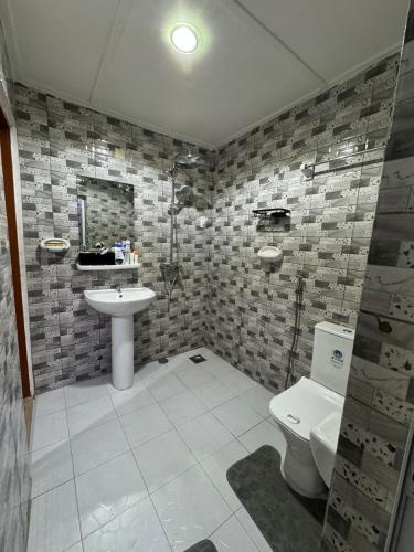 un bagno con un water e un lavandino di Ilé Ifè a Cotonou