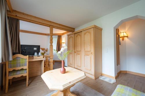 a living room with a vase of flowers on a table at Wald Villa Schönau in Schönau an der Brend