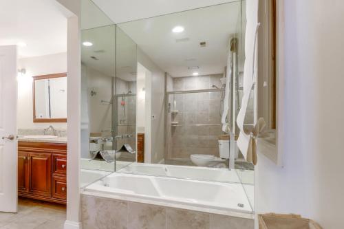 ein Badezimmer mit Badewanne und Dusche und Toilette in der Unterkunft Pets Welcome Beachfront Family Retreat in Norfolk in Willoughby Beach