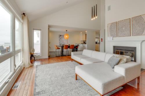 ein Wohnzimmer mit einer weißen Couch und einem Kamin in der Unterkunft Pets Welcome Beachfront Family Retreat in Norfolk in Willoughby Beach