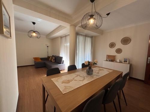 un soggiorno con tavolo e sedie in legno di B Apartamentos Castelo a Viana do Castelo
