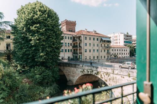 Nespecifikovaný výhled na destinaci Vicenza nebo výhled na město při pohledu z apartmánu