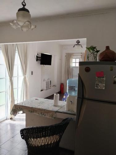 una cocina con encimera y refrigerador en De la Costa, en Victoria