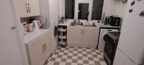 Una cocina o zona de cocina en Bedroom for 2 in North London
