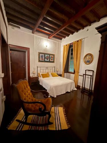 una camera da letto con un letto e una sedia di Apartament VERA 2 plus 2 gratis w Casa Verde de Guia a Santa Maria de Guia