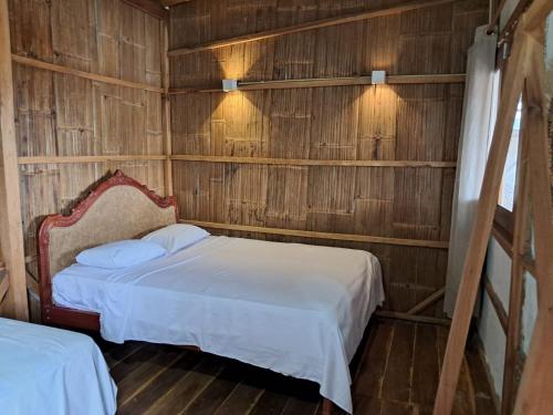Una cama o camas en una habitación de PiscinaCascolHostal