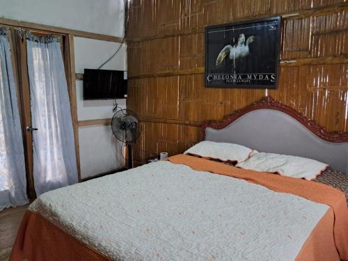 Una cama o camas en una habitación de PiscinaCascolHostal