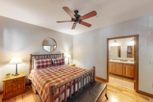 una camera da letto con un letto e un ventilatore a soffitto di Blue River Bliss a Silverthorne