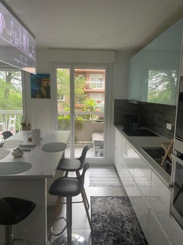 Apartment Zénith Charm of Barry Gardens- private parking