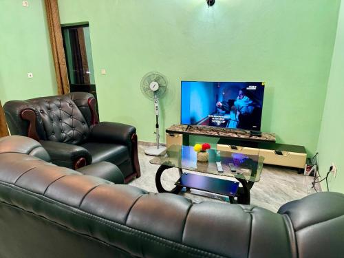Una televisión o centro de entretenimiento en Charming apartment in Yaoundé - Nkolmesseng