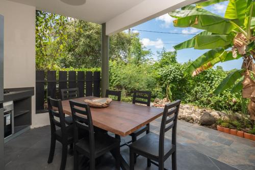 a kitchen and dining room with a wooden table and chairs at Appartement Canne Bleue in Richemont