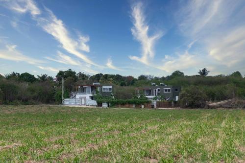 a large field with a house in the background at Appartement Canne Bleue in Richemont