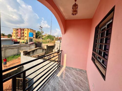 Un balcón o terraza de Charming apartment in Yaoundé - Nkolmesseng