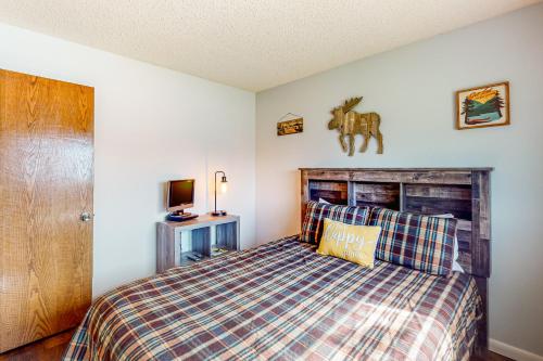 a bedroom with a bed and a tv on a wall at Talisman Sweet Retreat in Nutria