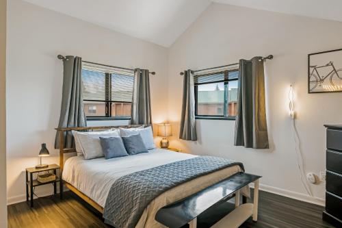 Ένα ή περισσότερα κρεβάτια σε δωμάτιο στο Modern Mountain Getaway