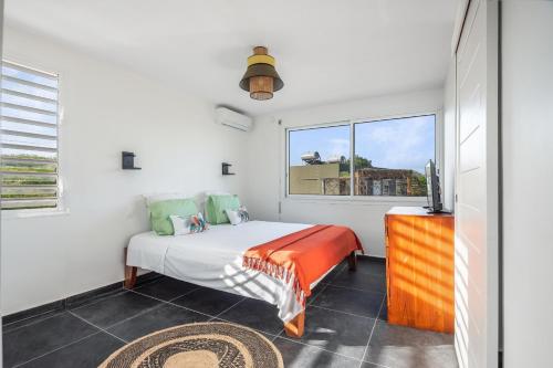 a bedroom with a bed and a window at Appartement Canne Grise in Richemont